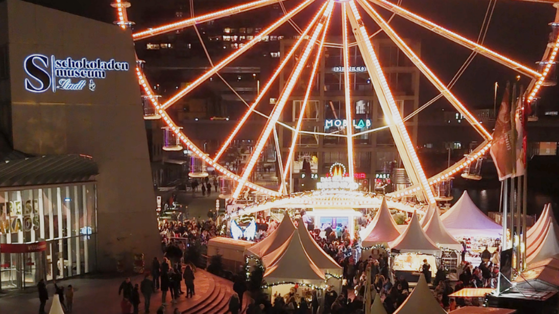 Hafen-Weihnachtsmarkt im Kölner Rheinauhafen © Julia Strauß